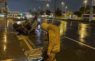 Refüjü aştı, karşı şeritteki araca çarpıp...