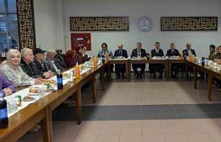 Rektör Özölçer, iftarda huzurevi sakinleriyle...