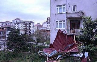 Rize’de şiddetli fırtına çatıları uçurdu
