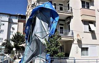 Rüzgârdan dolayı savrulan taziye çadırı, apartmana...