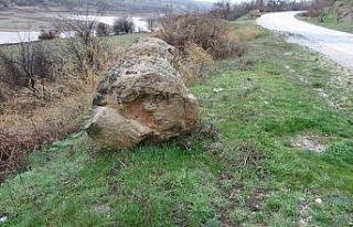 Sağanak heyelana neden oldu, yamaçlardan dev kayalar...