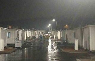 Sağanak yağmur depremzedelere zor anlar yaşattı