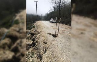 Sağanak yolda göçük oluşturdu