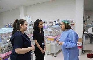 Şahin, fedakar hemşireleri ziyaret etti