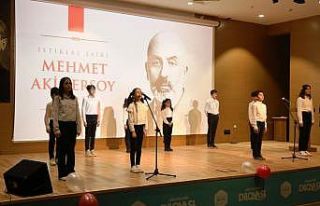 Sahnede istiklal şairini anlattılar