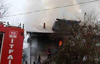 Sakarya’da 2 katlı ev alev alev yandı
