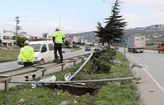 Samsun’da otomobil refüje çarptı: 2 yaralı