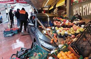 Samsun’da zincirleme kazada araçlardan biri marketin...