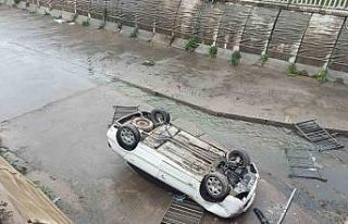 Sancaktepe’de araç demir korkulukları aşıp dereye...