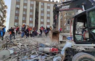 Şanlıurfa’da çöken binada arama kurtarma çalışmaları...