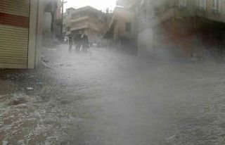Şanlıurfa’da sağanak yağış yolları göle...