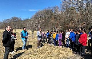 Şaphane’de ortaokul öğrencilerine meyve bahçesinde...