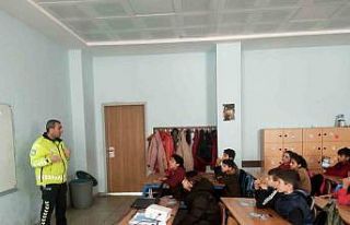 Sason’da polislerinden öğrencilere trafik eğitimi