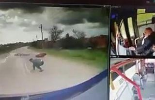 Savrulan motosikletin sürücüsünü ezilmekten otobüs...