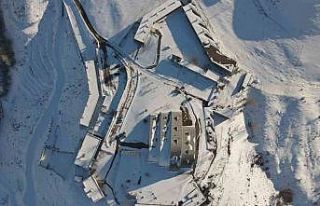 Şehirden uzak dağların arasında bir müze