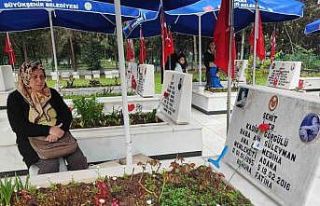 Şehitler gününde anneler gözyaşlarını tutamadı