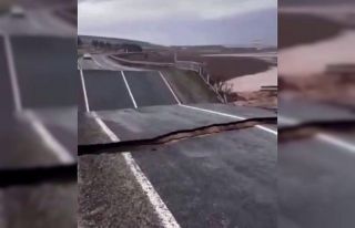 Sel suları Hilvan - Bozova yolunu yuttu