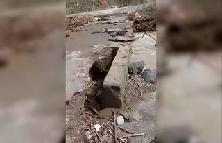 Sel suları köprüye zarar verdi