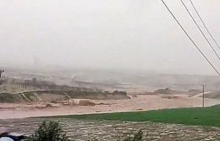 Sel sularının devirdiği tırın sürüklenme anı...