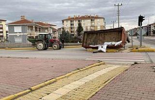 Seyir halindeki traktörden ayrılan römork refüje...