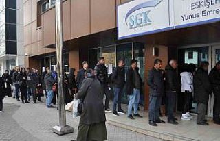 SGK önündeki EYT kuyrukları devam ediyor