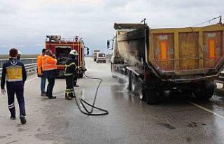 Sıcak asfalt malzemesi yüklü tırda yangın