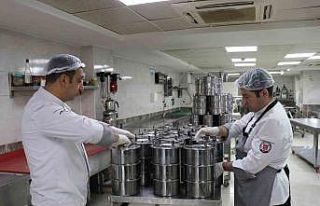 Sıcak yemekler iftar öncesi hanelere ulaştırılıyor