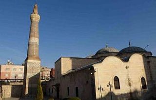 Siirt’te 9 asırlık tarihi Ulu Camii dayanıklılığıyla...