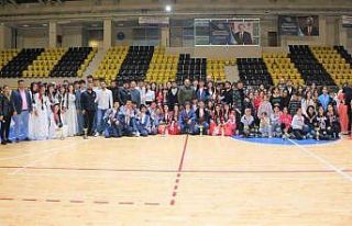 Siirt’te okul sporları halk oyunları müsabakaları...