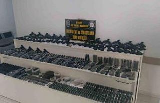 Silah kaçakçısının iş yerinden cephanelik çıktı