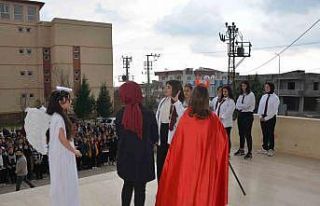 Silopi’de ‘Okulda Bir Gün’ adlı tiyatro gösterimi...