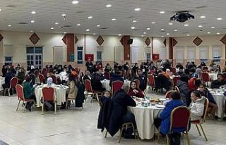 Simav’da depremzedeler iftar yemeğinde bir araya...