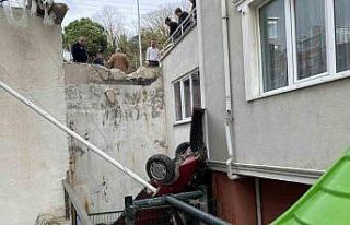 Sinop’ta otomobilin apartman boşluğuna düşme...