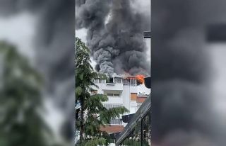 Site içinde bulunan apartmanın çatısı alev alev...