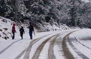 Spil Dağı’na mart ayında lapa lapa kar yağdı