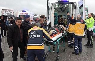 Su birikintisine dalan otomobil tıra çarptı: 3...