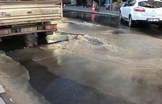 Su borusu patladı, asfaltı yardı, yolu adeta göle...