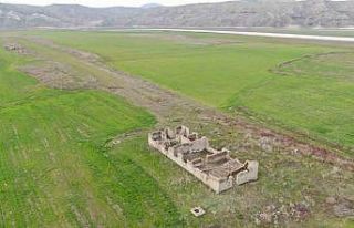 Sular çekildi, eski tren garı gün yüzüne çıktı