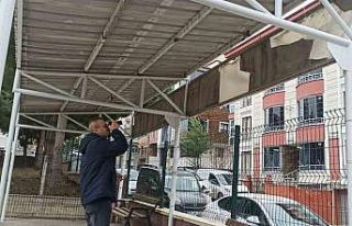 Sundurmadan düşen parça tehlike saçtı