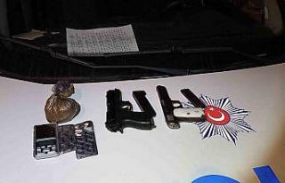 Şüphe üzerine durdurulan araçtan ruhsatsız silahlar,...