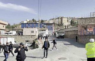 Takdirlik hareketle başlayan maç gergin anlarla...