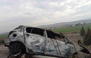 Takla atan otomobilde sıkışan sürücü aracının...