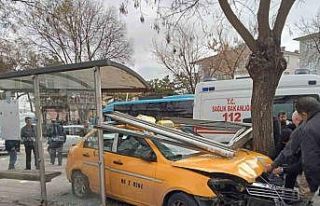 Taksi şoförü yayalara çarpmamak için durağa...