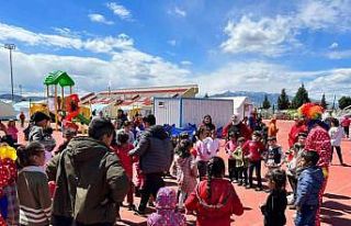 Talas Gençlik Merkezi, depremin izlerini siliyor