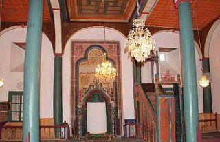Tarihi Bektaşbey Camii ahşap sütunları ve süslemeleri...