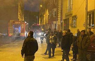 Tarihi ev alev topuna döndü, sokağa dökülen mahalleli...