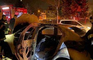 Tekirdağ’da yanan otomobil hurdaya döndü