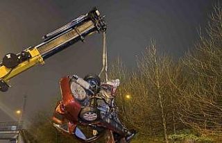 TEM Otoyolu’nda kontrolden çıkan otomobil bariyerlere...