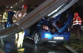 TEM Otoyolu’nda otomobil bariyere girdi: 1 ölü