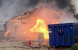 Temizlik malzemesi deposunda çıkan yangına müdahale...